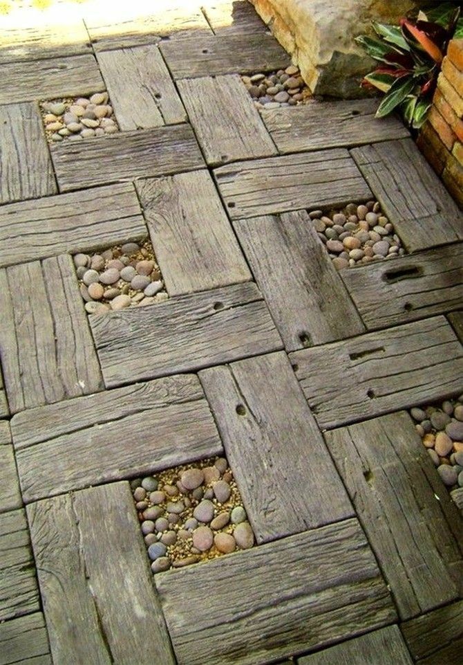 Gartenwege anlegen altes Holz Splitt Steine in Karo Muster gestaltet