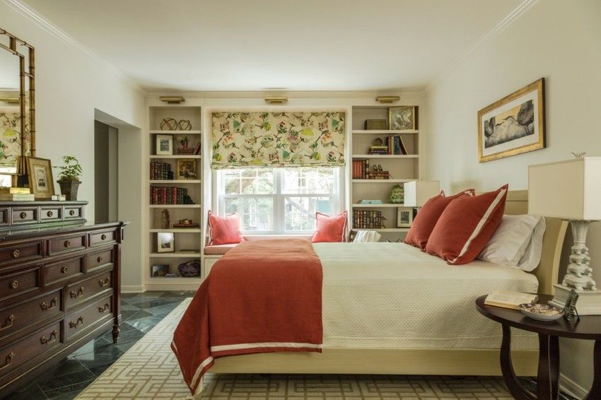 Geräumiges Schlafzimmer klassisches Schlittenbett Antiquitäten gemütlicher Leseplatz am Fenster Bücherregalen