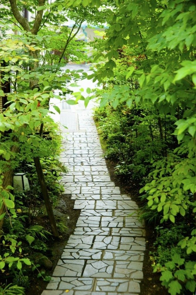 Ideen für Gartengestaltung wetterbeständige Steinplatten Gartenwege anlegen