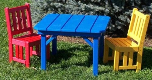 Kindertisch roter und gelber Stuhl Gartengestaltungstipps