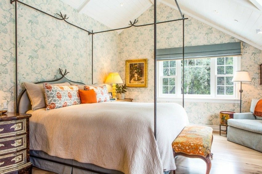 Königliches Schlafzimmer Ambiente im Wald schöne Tapeten einzigartiges Himmelbett antike Möbeln Textilien in frischen floralen Mustern