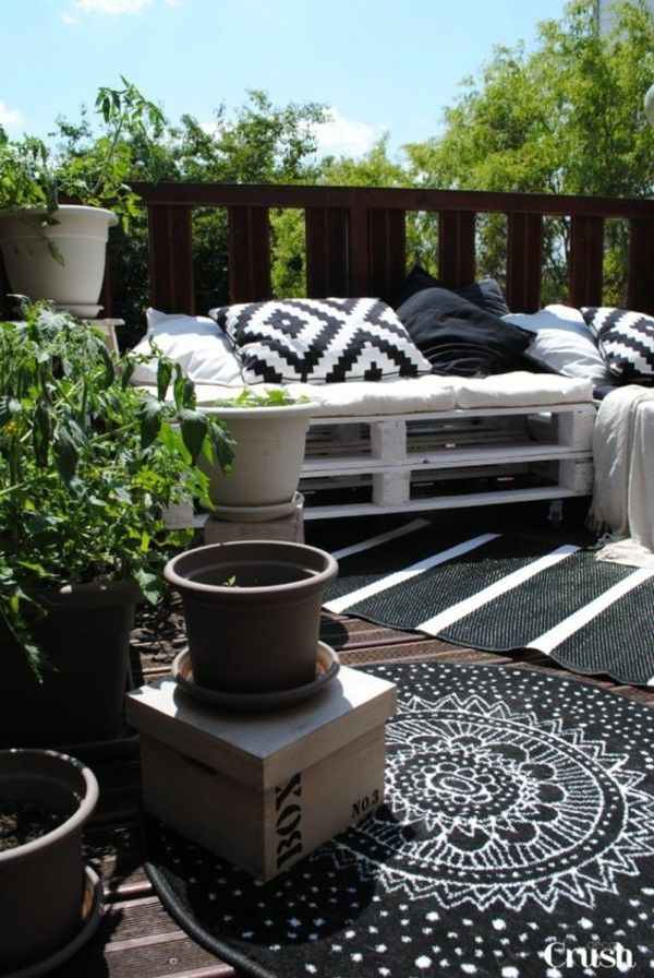Möbel aus Paletten weiß schwarz grau kombiniert Ethno Look