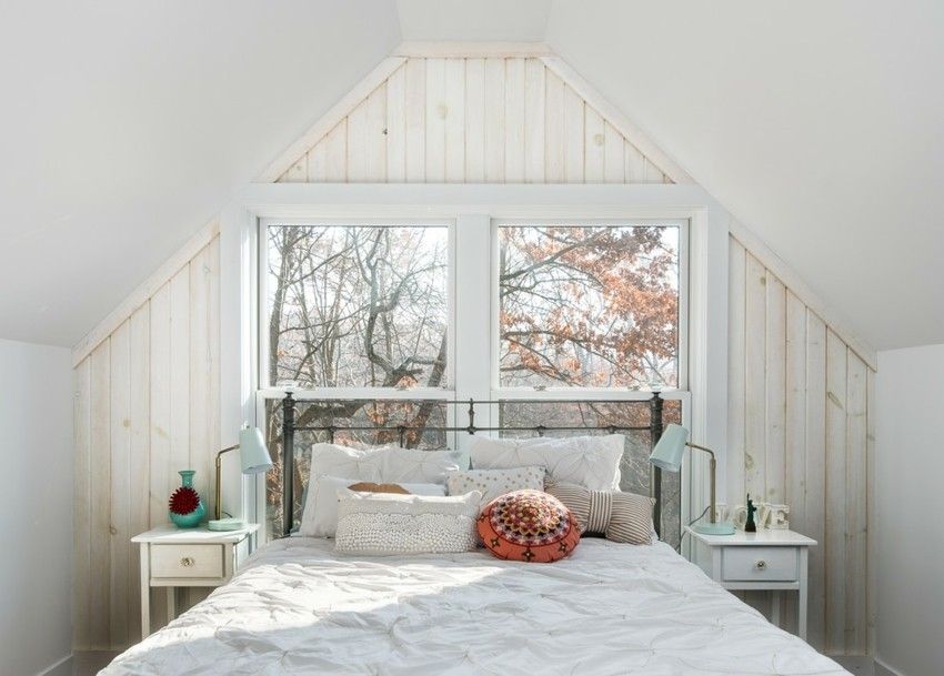 Romantisches Schlafzimmer für gemütliches Beisammensein weiße Textur der Holzwand