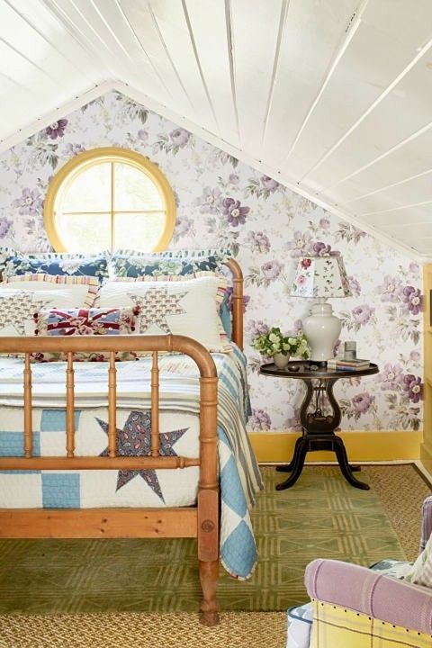 Schlafzimmer auf dem Dachboden Wandtapete florales Muster