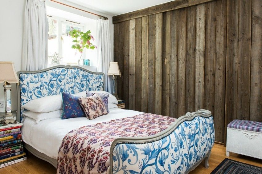Schlafzimmer im ländlichen Stil Gebrüder Grimms Märchen rustikale Holzwand gepolstertes Bett –gewobener Teppich