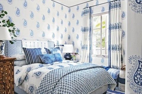 Schlafzimmer weiß blau viele Ornamente Muster komfortables Bett Gardinen