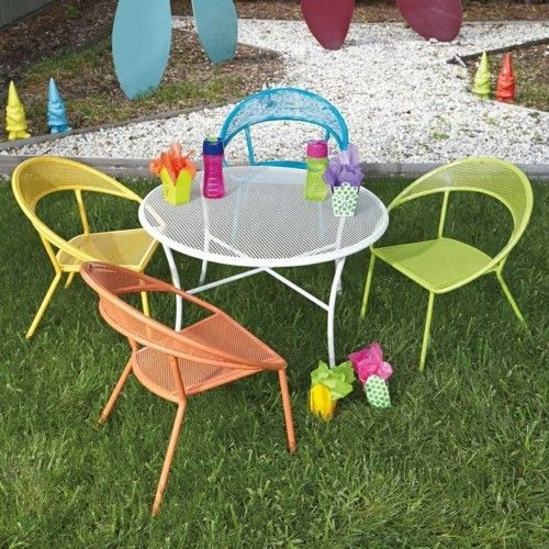 Sitzecke für die Kinder gestalten draußen sitzen spielen Kinderparty haben