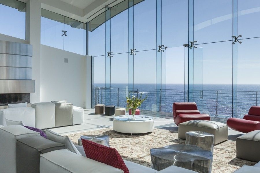 Wohnzimmereinrichtung modern luxuriös zweites Level herrlicher Panoramablick