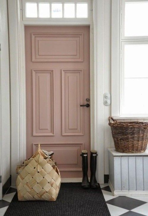 kalte warme Farben Innenraum Pastellrosa Tür auffallend schön