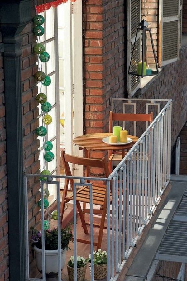 kleiner Balkon Platz für zwei dekoriert Topfpflanzen Kerzen einladend