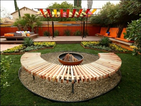 modern gestalteter Garten Feuerschale