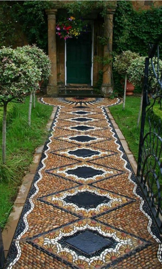 schönes Mosaik kleine Steine Gartenweg