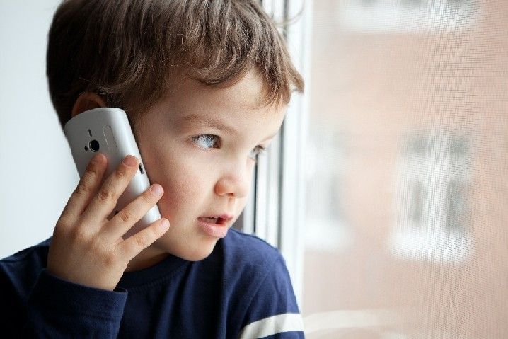 Es wäre besser Kleinkinder nähmen gar kein Mobiltelefon in die Hände