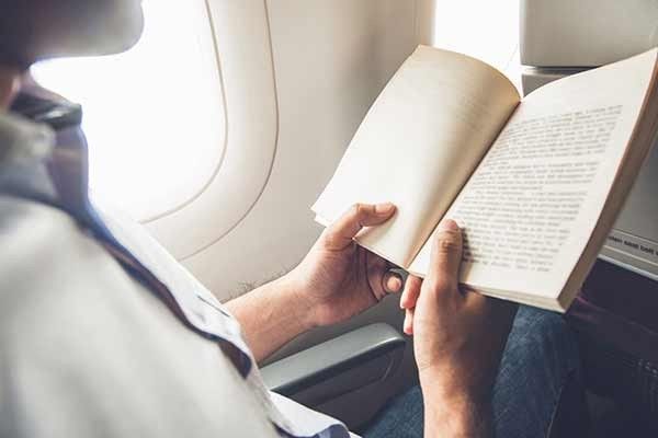Im Flugzeug lesen klassisches Buch oder Hörbuch Alternativen