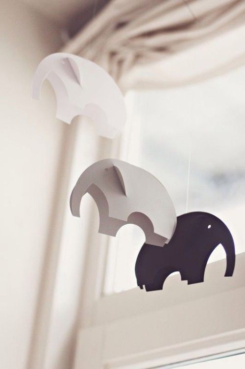 hängende Elefanten aus Papier in Weiß, Grau und Schwarz
