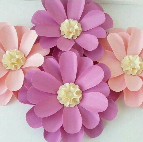 schöne lila und rosa Blumen aus Papier gebastelt
