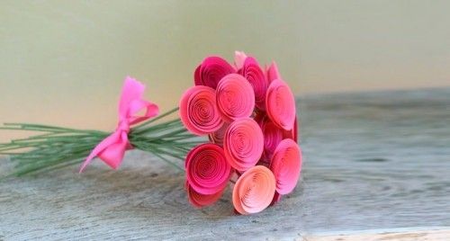 ein Strauß aus rosa Blumen aus Papier