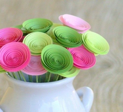 Papierblumen in der Vase - grüne und rosa Kreationen 