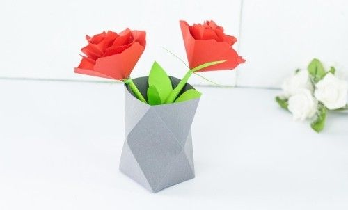Papierblumen in einer Vase - schöne Raumdeko