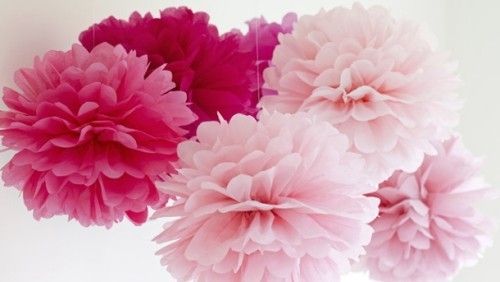 schöne Papierblumen in Rosa und Violett