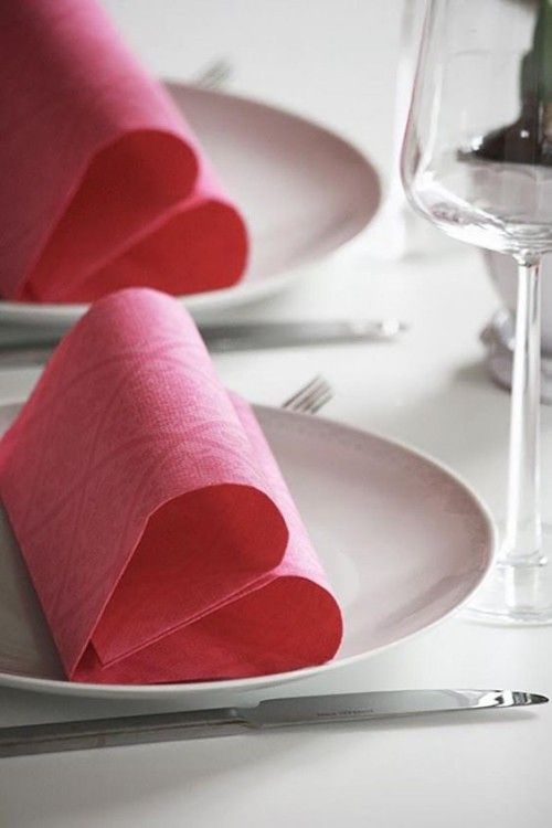 rote Servietten für festliches Dinner in Herzform 