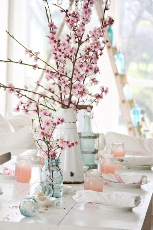 Blühende Baumzweige Frühlingsblumen im Haus passende Tischdekoration