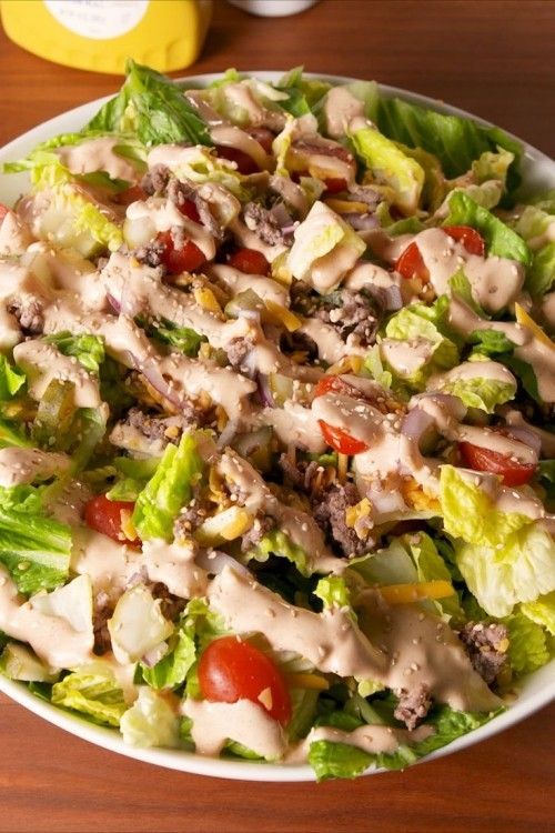 Frischer Salat mit Fleischstückchen frischem Gemüse und Käse