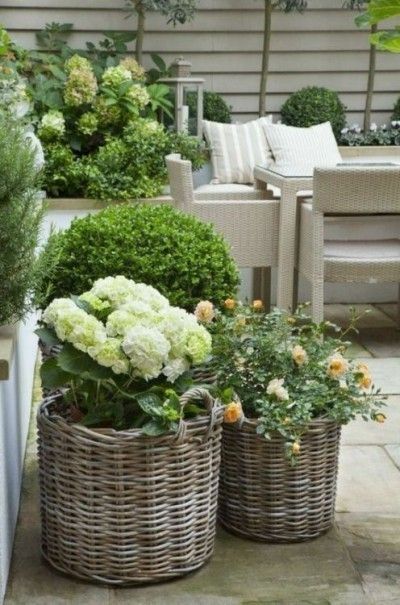 Gartengestaltung Ideen Erholungsecke im Freien sehr einladend schöne Hortensien andere Blumen viel Grün