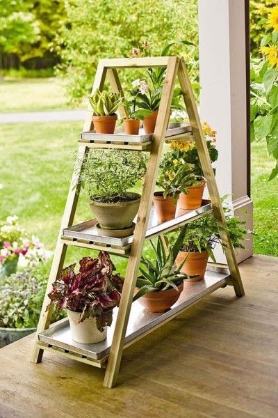 Gartengestaltung Ideen Holzgestell Blumentöpfe für die Veranda