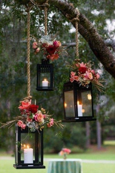Gartengestaltung Ideen Outdoor Beleuchtung Kerzen schöne Blumen hängende Laternen
