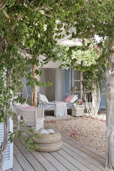 Gartengestaltung Ideen Wohlfühloase draußen kleines Bett Erholung Komfort rosa Kissen