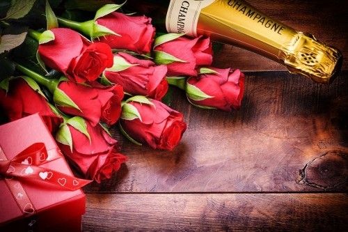 Geschenk Flasche Sekt rote Rosen das beste Geschenk zum Valentinstag