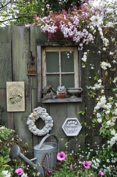 Gießkanne viele Blumen altes Haus Dekoration Gartengestaltung Ideen