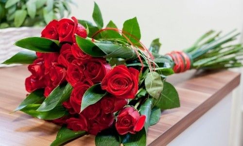 Luxuriös gebundener Blumenstrauß rote Rosen passendes Geschenk zum Valentinstag