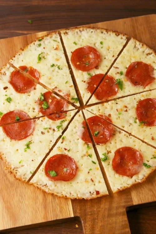 Pizza mit Pepperoni ohne Weizenmehl