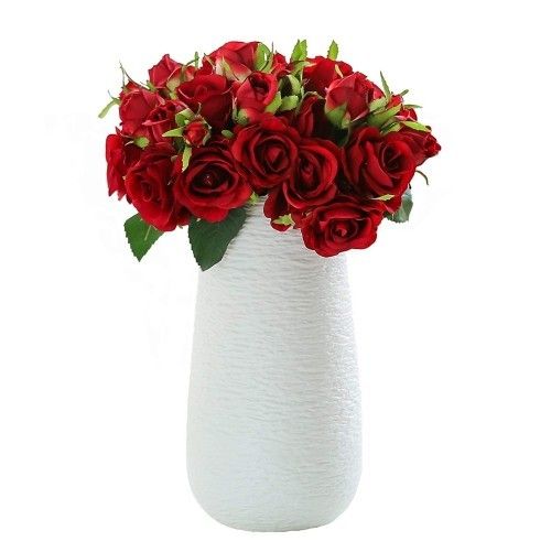 Schöne rote Rosen in weißer Vase arrangiert