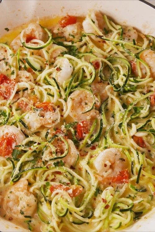 Shrimps und Zucchini ergeben ein herrliches Low Carb Gericht mit Knoblauch gewürzt