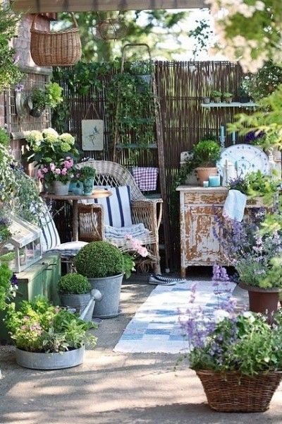 Sitzecke im Freien in Vintage Stil gestaltet Gartengestaltung Ideen