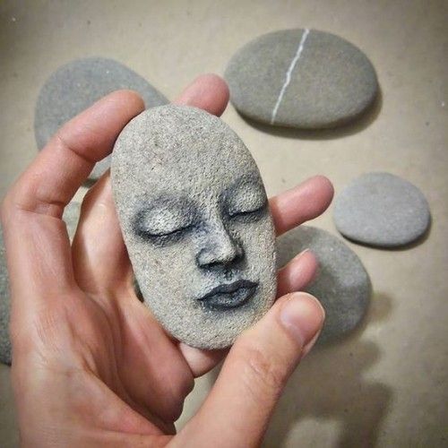 Steine bemalen Gesichtsmaske in Grau