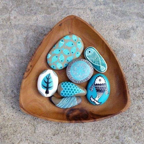 Steine mit maritimen Motiven verzieren und in eine Holzschüssel legen 