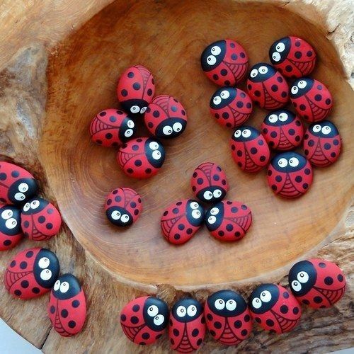 Steine bemalen kräftige Farben rot schwarz kleine süße Marienkäfer