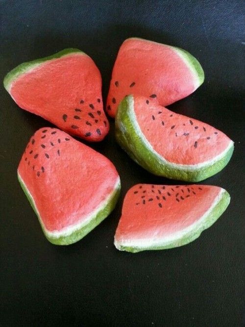 Steine bemalen reife Wassermelone in Stück interessantes Muster kräftige Farben