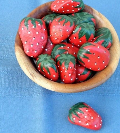 Steine bemalen rote Erdbeeren sehr verlockend