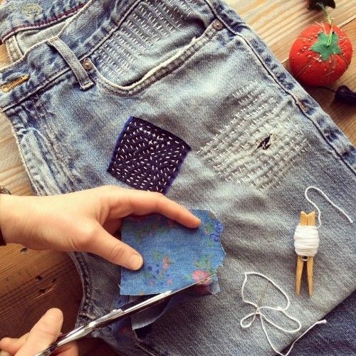 Upcycling in Mode alte Jeans reparieren und individualisieren