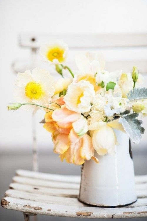 zartes Gelb und weiß schöne Farben Narzissen Frühlingsblumen im Haus rustikaler Hintergrund