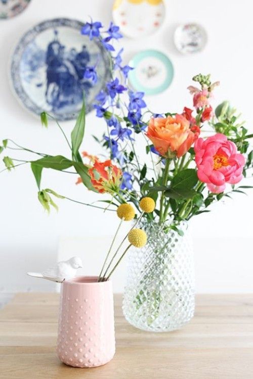 zwei Vasen mit Frühlingsblumen im Haus Farbenvielfalt gute Laune