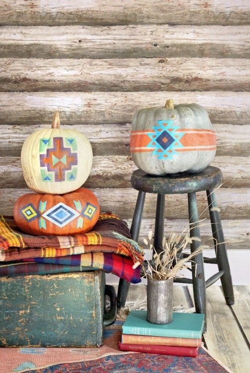Ansprechende Herbstdekoration drinnen dekorierte Kürbisse mit Ethno Motiven