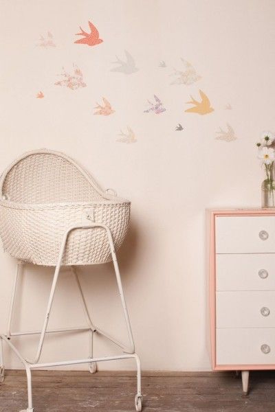 Babyzimmer Wiege Interieur in Rosa Vögel an der Wand