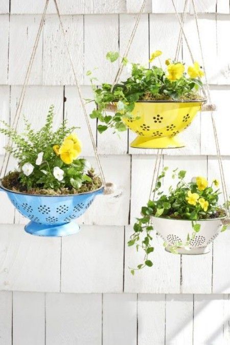DIY Ideen Hinterhof alte Küchengefäße in Blumenbehälter verwandeln
