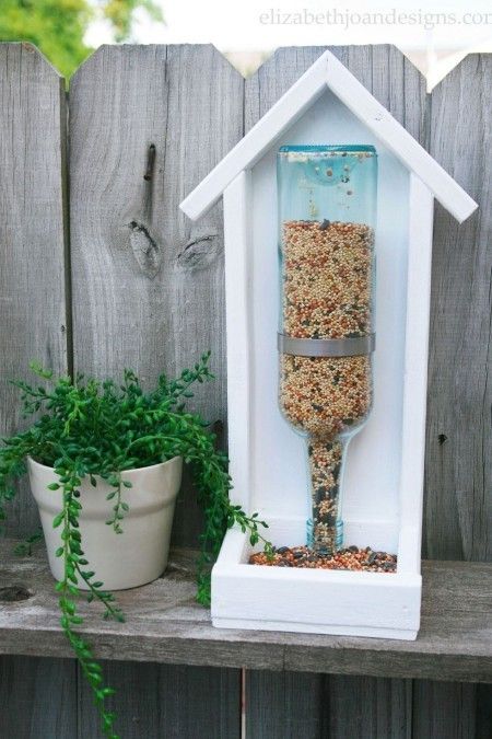 DIY Ideen Hinterhof eine Futterstation für Vögel aus einer alten Weinflasche machen